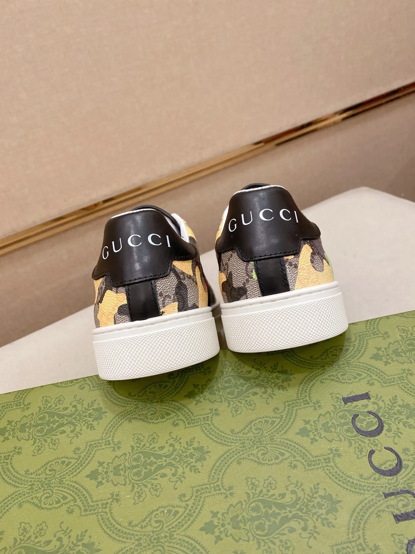 Factory price: 480💰 (GUCCI) The latest model from the official website 🎁🎁Casual and fashionable men's shoes👟, hot style 💥The version is simple and elegant, exclusive for trendy men. Unique official website latest brand elements 👑Gucci original decoration, fashionable and generous, the fabric is original cowhide ✅sheepskin lining, the official website specifies wear-resistant casual outsole, the classic model is taken in kind at the counter🎬38-44 (45 is not returned or exchanged)
